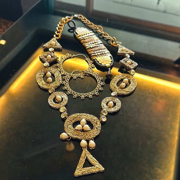 NWT Aztec Necklace set in dual tone gold & faux pearls with bracelet & earrings - Picture 4 of 17